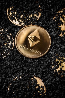 Siyah arka plan üzerine Ethereum sembolü ile altın sikke