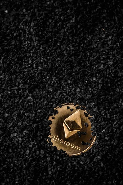 暗号通貨 Ethereum テキストのスペースと金 Ethereum コイン — ストック写真