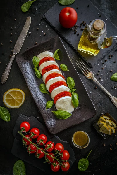 Stilleben Läckra Capresesallad Svart Bakgrund — Stockfoto