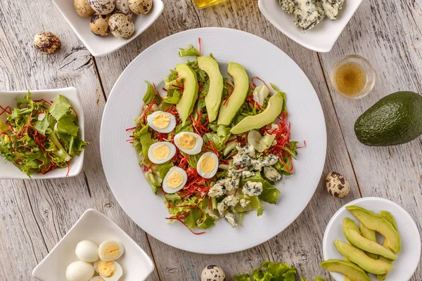 Frischer Salat Mit Avocado Wachtelei Und Blauschimmelkäse Auf Weißem Holzgrund — Stockfoto