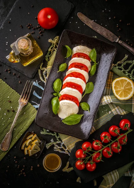 Friss Olasz Caprese Saláta Mozzarellával Paradicsommal Sötét Tálcán Stock Fotó