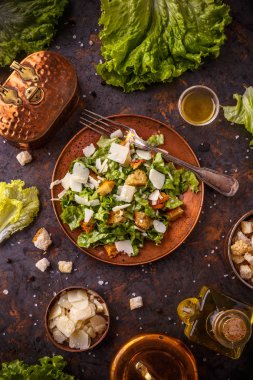 Taze sağlıklı klasik Sezar salatası üstten görünüm plaka üzerinde
