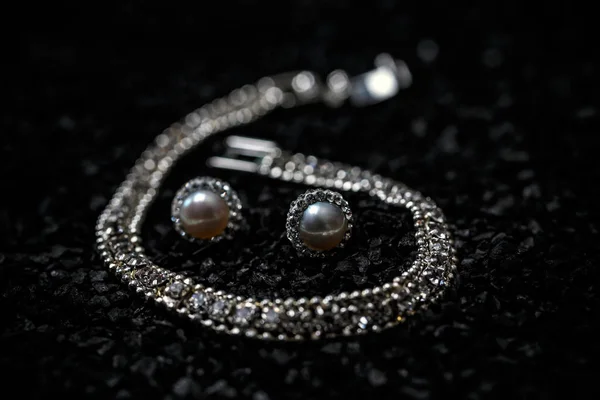 妇女项链 手镯和耳环由石头在黑色背景 — 图库照片