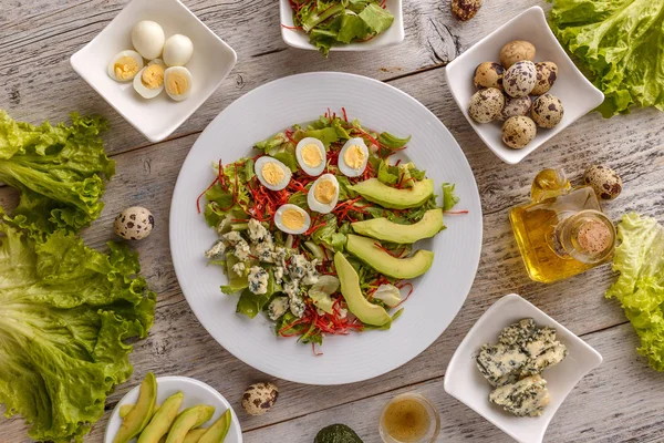 Gesunder Mittagsteller Avocado Wachtelei Und Blauschimmelkäse Salat — Stockfoto