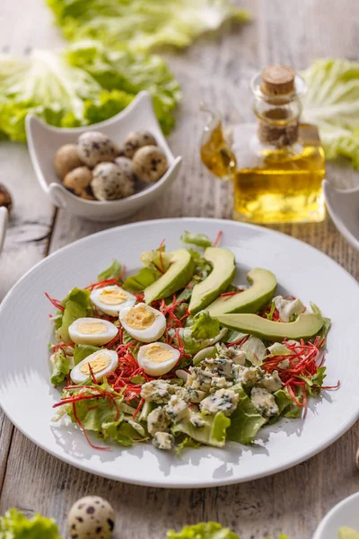Salat Mit Avocado Wachtelei Und Blauschimmelkäse Einem Weißen Teller — Stockfoto