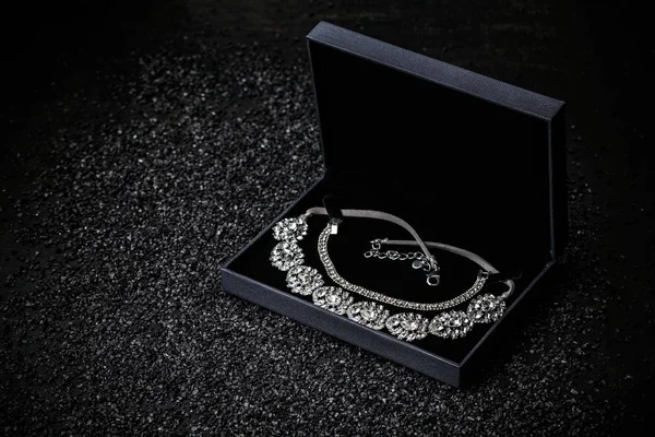 Schwarze Geschenkschachtel Mit Halskette Und Armband Auf Schwarzem Hintergrund — Stockfoto