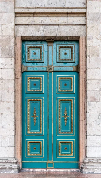 Porta Blu Ingresso Casa Schiera Porta Legno Con Ornamenti — Foto Stock