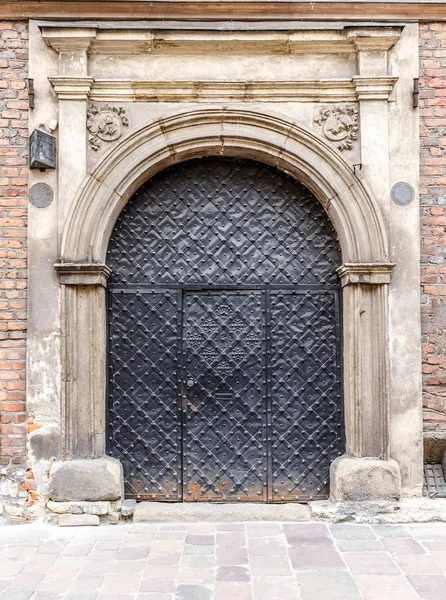Antica Porta Metallo Arrugginito Inciso Ingresso Chiesa — Foto Stock