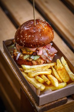 Beefburger kızarmış soğan, pastırma ve börek çörek içinde patates kızartması ile