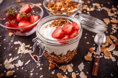 Fındık ve bal ile küçük tatlılık kahvaltıda pişmiş granola