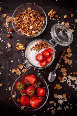 Sabah granola Yunan yoğurt ve taze meyve ile kahvaltı