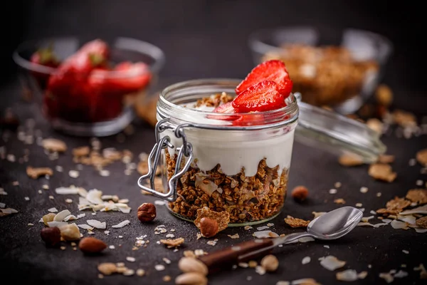 Heerlijke Muesli Geserveerd Met Yoghurt Verse Aardbeien — Stockfoto