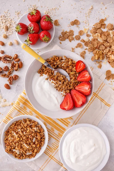 Aveia Granola Pequeno Almoço Cereal Servido Com Iogurte Morangos Frescos — Fotografia de Stock