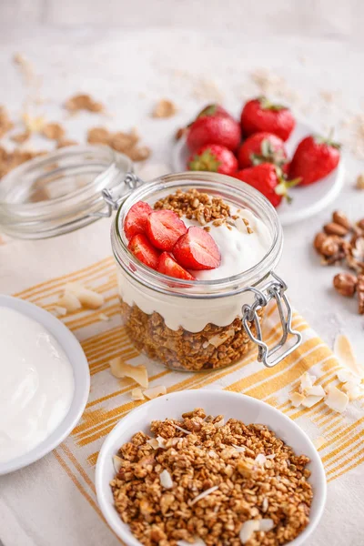 Hausgemachtes Müsli Mit Joghurt Und Erdbeeren Offenen Glas — Stockfoto