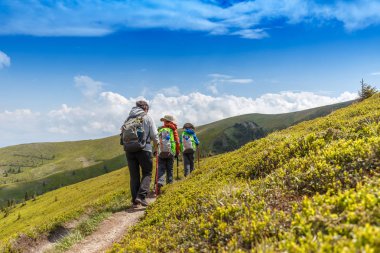 Kadınla çocuklarını Romen dağlar, rekreasyon etkinliği hiking 