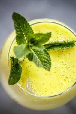 Alkollü kokteyl nane ile süslenmiş yumurta köpük ile üstten görünüm