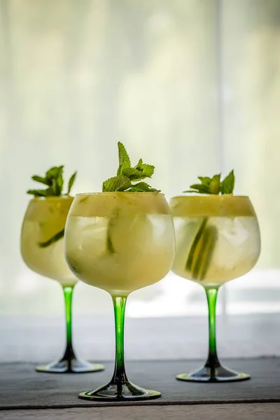 Verse Cocktails Bereid Met Vlierbloesem Siroop Kalk Ijs — Stockfoto