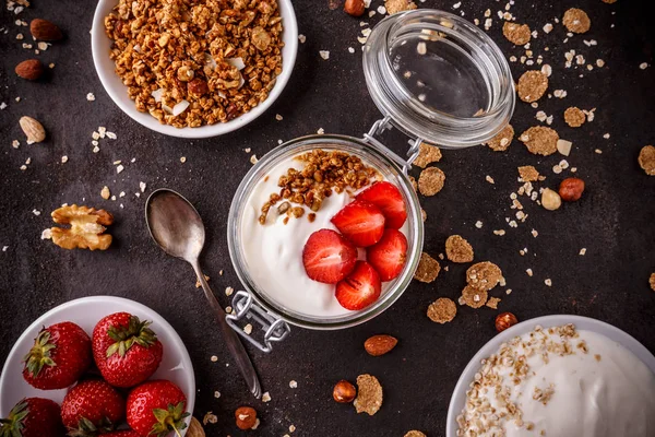 Jarl Van Zelfgemaakte Muesli Zwarte Achtergrond — Stockfoto