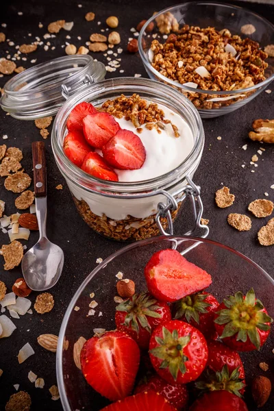 Crunchy Granola Eller Müsli Med Yoghurt Och Färska Jordgubbar — Stockfoto