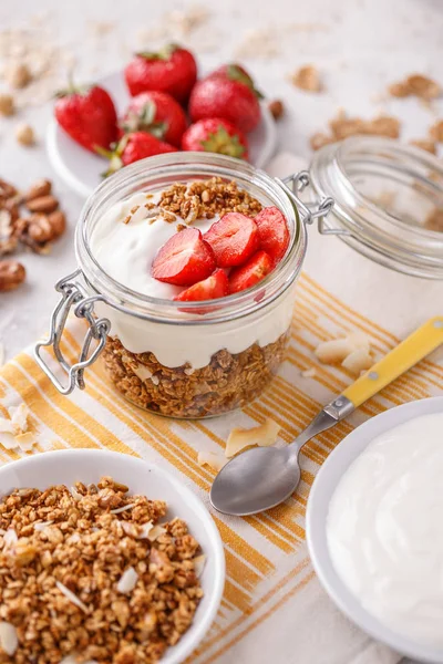 Ingredienser För Hälsosam Frukost Müsli Yoghurt Och Jordgubbar — Stockfoto