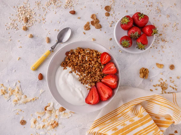 Granola Saporita Con Yogurt Fragole Fresche Sul Tavolo Bianco Foto Stock Royalty Free