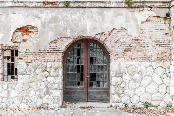 Porta Velha Janela Quebrada Edifício Tijolos Intemperizados — Fotografia de Stock