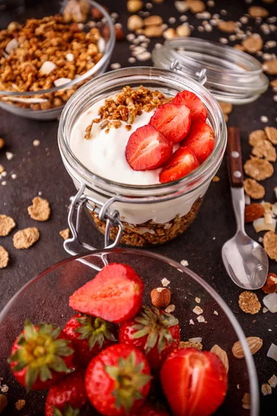 Βρώμης Granola Δημητριακά Πρωινού Σερβίρεται Γιαούρτι Και Φρέσκες Φράουλες — Φωτογραφία Αρχείου