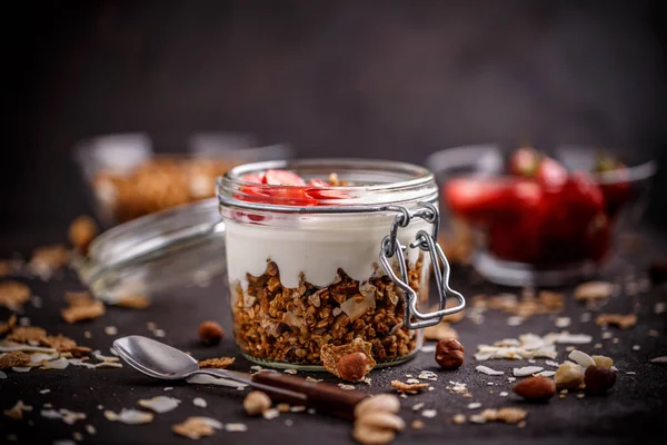 Glazen Pot Van Haver Muesli Met Yoghurt Verse Aardbeien Voor — Stockfoto