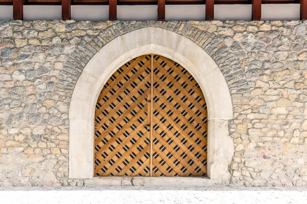 Parede Pedra Com Arco Porta Madeira — Fotografia de Stock