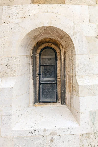 Małe Okno Kamiennym Murze Zamku — Zdjęcie stockowe