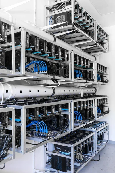 Etherium incelemesi için çalışan bilgisayarın grafik kartı. Kripto para birimi incelemesi