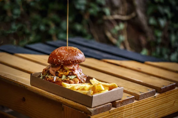 Street Food Grilled Beef Burger Fries — Stock Photo, Image