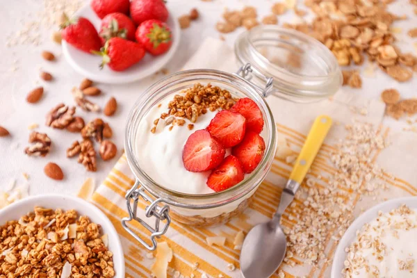 Läckra Müsli Serveras Med Yoghurt Och Färska Jordgubbar — Stockfoto