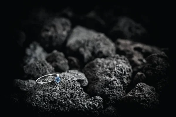 Anello Argento Con Cristalli Fondo Roccia Scura — Foto Stock