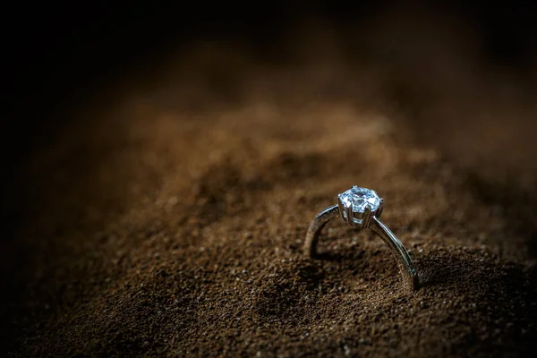 Een Kostbare Lady Ring Met Een Fonkelende Edelsteen Kopie Ruimte — Stockfoto