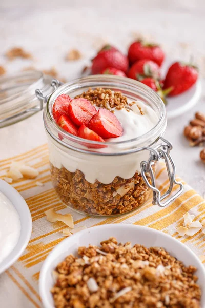 Hemmagjord Müsli Glasburk Skiktad Med Yoghurt Och Färska Jordgubbar — Stockfoto