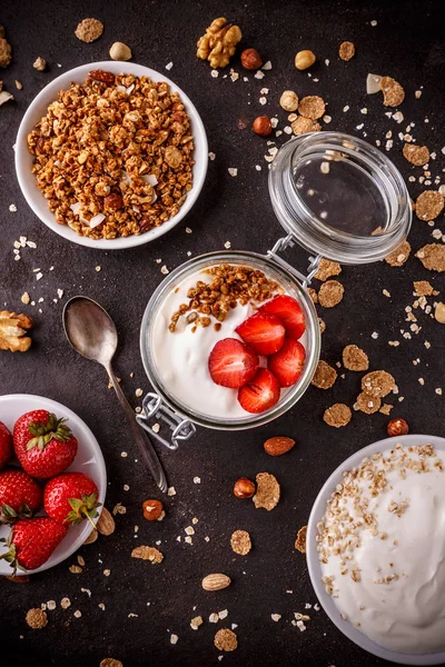 Von Oben Auf Hausgemachtes Müsli Mit Joghurt Und Frischen Erdbeeren — Stockfoto