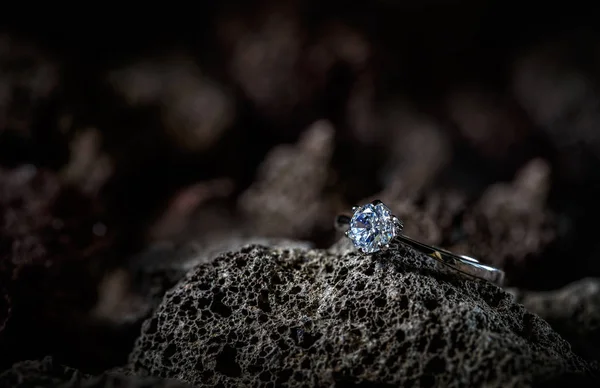 Ring Versierd Met Crystal Liggen Rots — Stockfoto