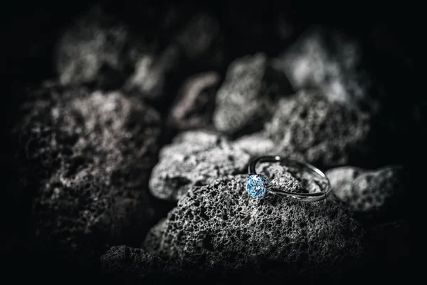 Ring Met Kristallen Donkere Rock Achtergrond — Stockfoto