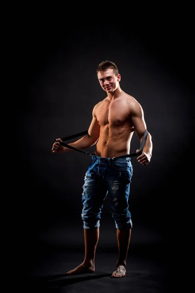 Sexy Muscular Sem Camisa Homem Suspensórios Posando Escuro Fundo — Fotografia de Stock