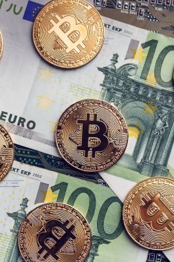 Sikke bitcoin euro banknot yığını üzerinde şeklinde