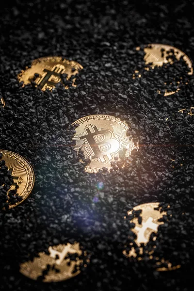 黒い石炭として明らかにされている隠された Bitcoin がカバーされて — ストック写真