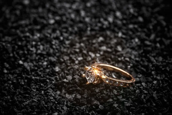 Fekete Háttér Szöveg Adható Egy Csiszolt Kristály Gyűrű — Stock Fotó