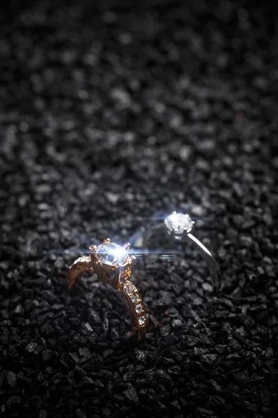 Anillos Señora Con Cristal Brillante Sobre Pequeño Fondo Carbón Espacio — Foto de Stock