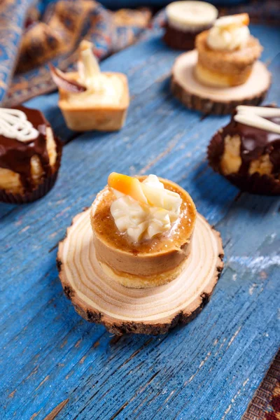 Pastel Pequeño Con Caramelo Crema Nueces Otros Pasteles Pequeños Fondo —  Fotos de Stock