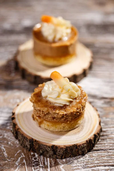 Bolo Com Caramelo Nozes Fundo Madeira — Fotografia de Stock