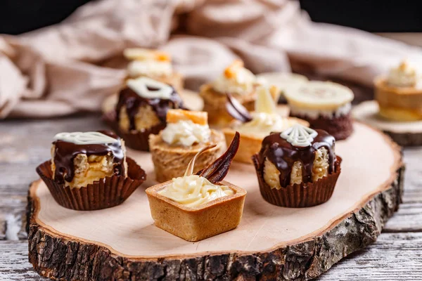 Verschiedene Kuchen Stehen Auf Einem Holzbrett — Stockfoto