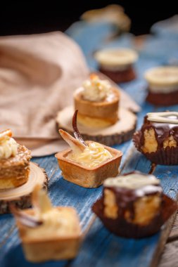 Farklı lezzetli küçük kek ve tartls
