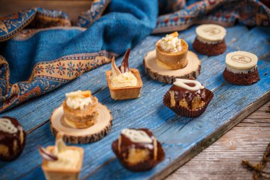 Delicious mini tatlı mavi ahşap tahta üzerinde muhtelif