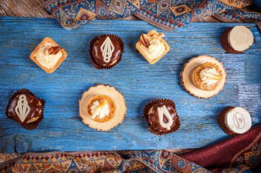 Krema ve çikolata ile lezzetli mini kek üstten görünüm